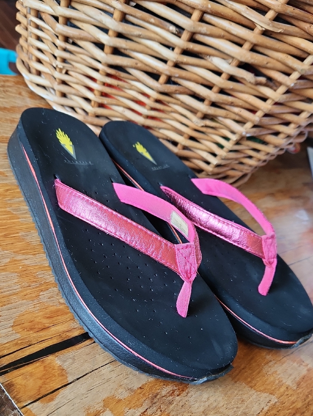 Volatile Metallic Pink low wedge flip flops sz 9